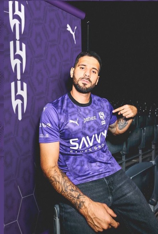 Alle Al-Hilal voetbalshirts 2024-2025 bevatten speciaal patroon