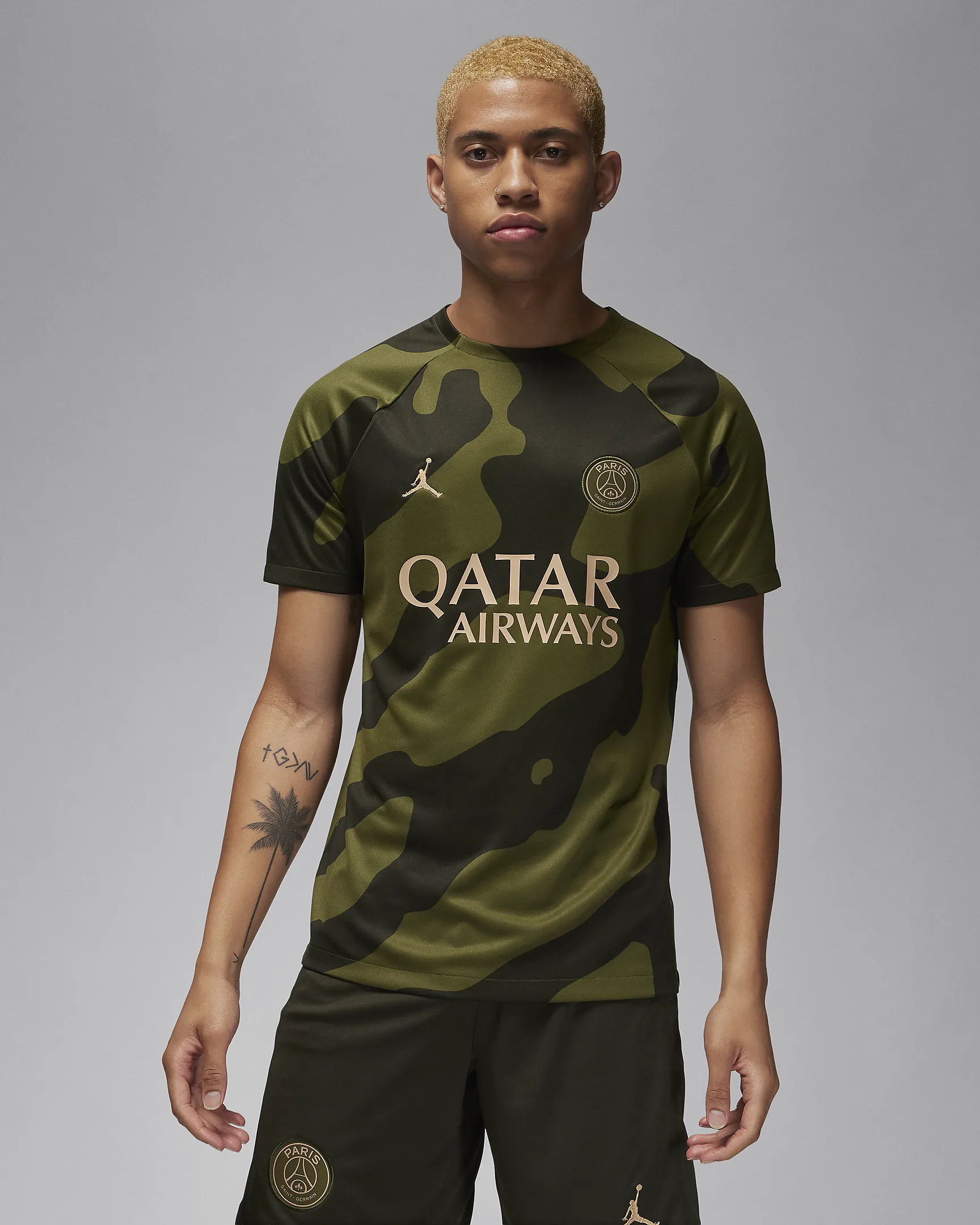 Dit zijn de legergroene Paris Saint Germain trainingsshirts van Jordan Brand