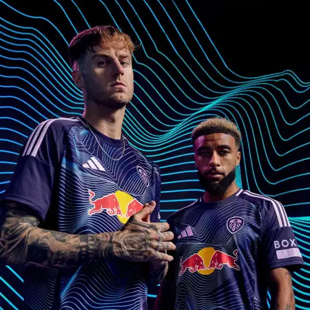 Leeds United voetbalshirts 2024-2025 bevatten logo Red Bull