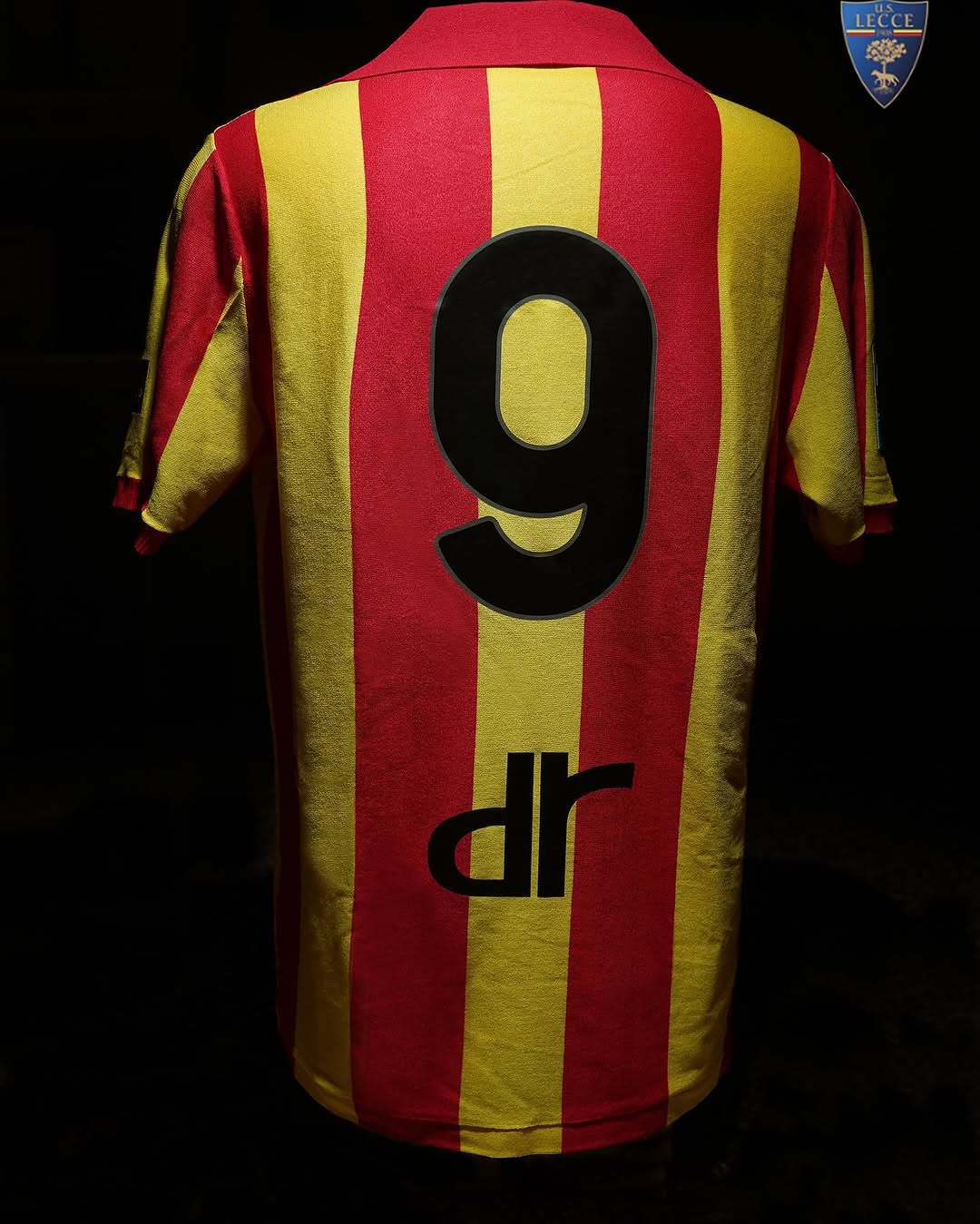 Dit is het US Lecce voetbalshirt ter ere van het 117 jarig bestaan