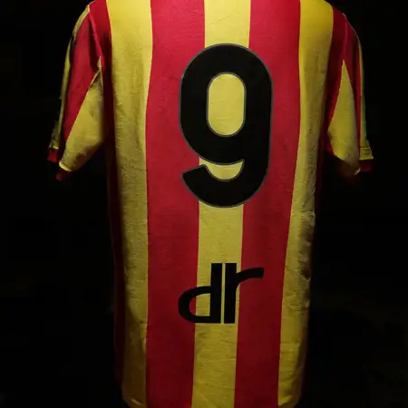 Dit is het US Lecce voetbalshirt ter ere van het 117 jarig bestaan