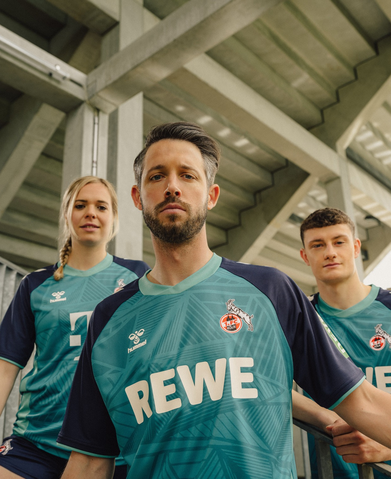 FC Köln voetbalshirts 2024-2025 geïnspireerd door stadion en shirts jaren '90