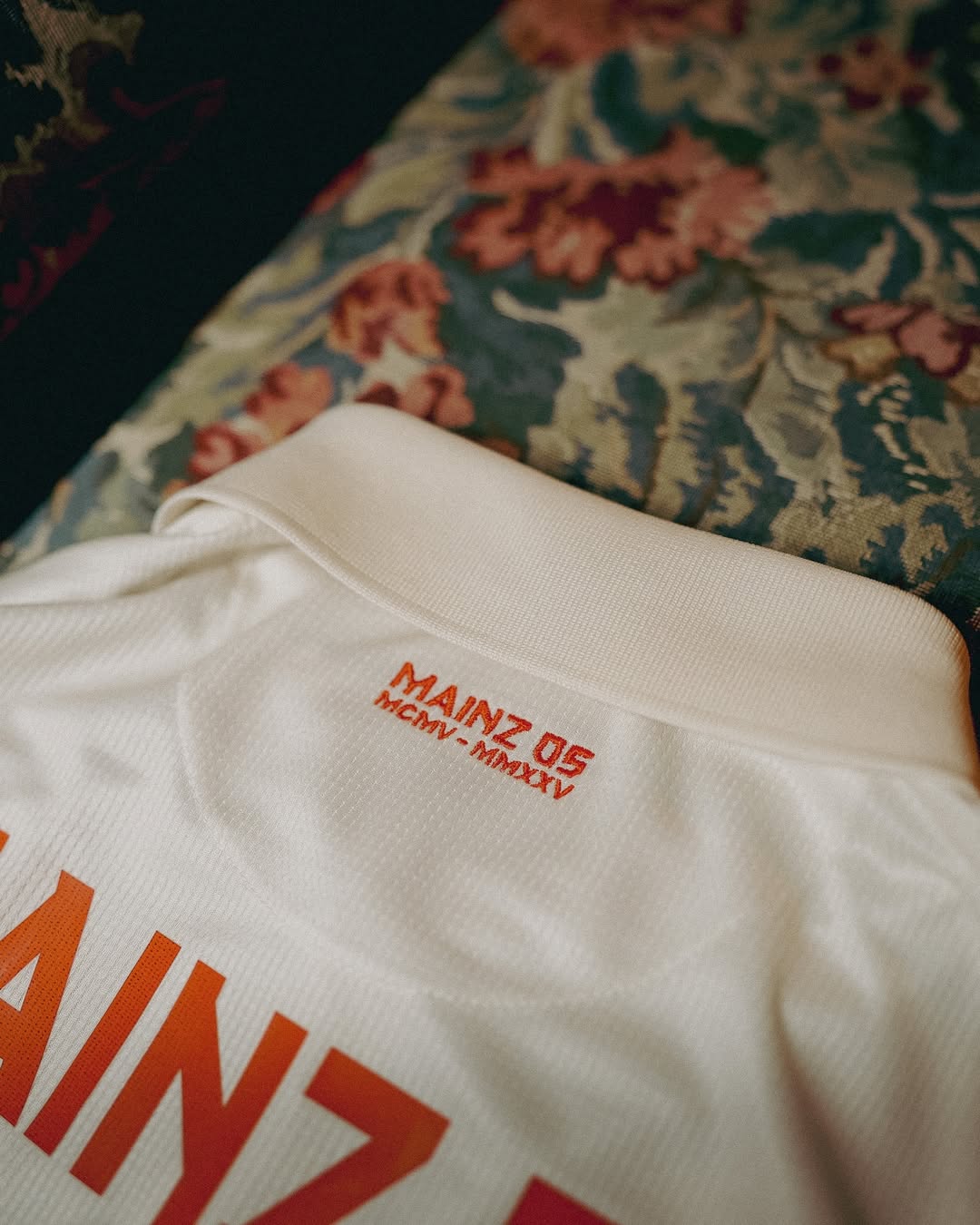 Dit is het FSV Mainz 05 voetbalshirt ter ere van het 120 jarig bestaan