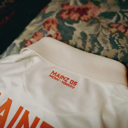 Dit is het FSV Mainz 05 voetbalshirt ter ere van het 120 jarig bestaan