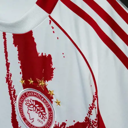 Olympiakos voetbalshirts 2025-2026: stijlvolle ontwerpen in wit, grijs en rood