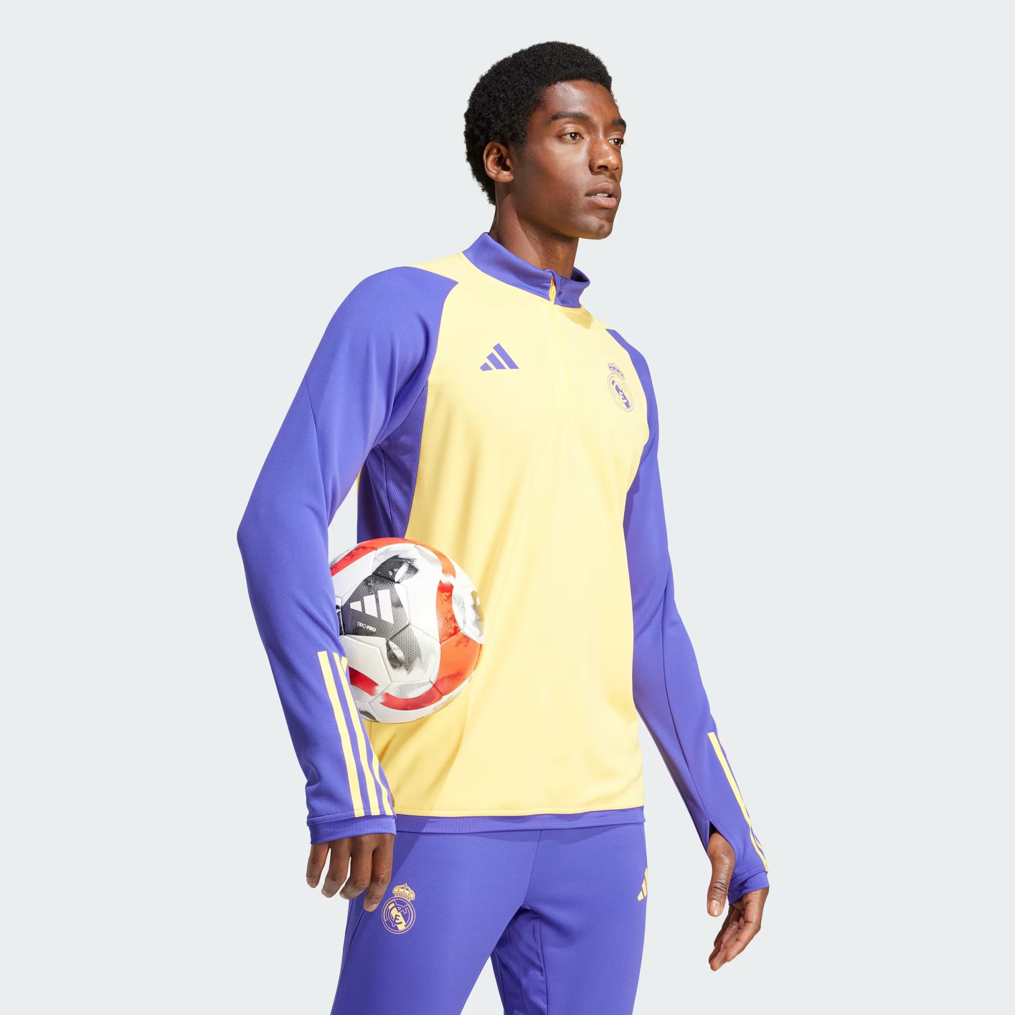 Dit is het geel/paarse Real Madrid trainingspak 2024