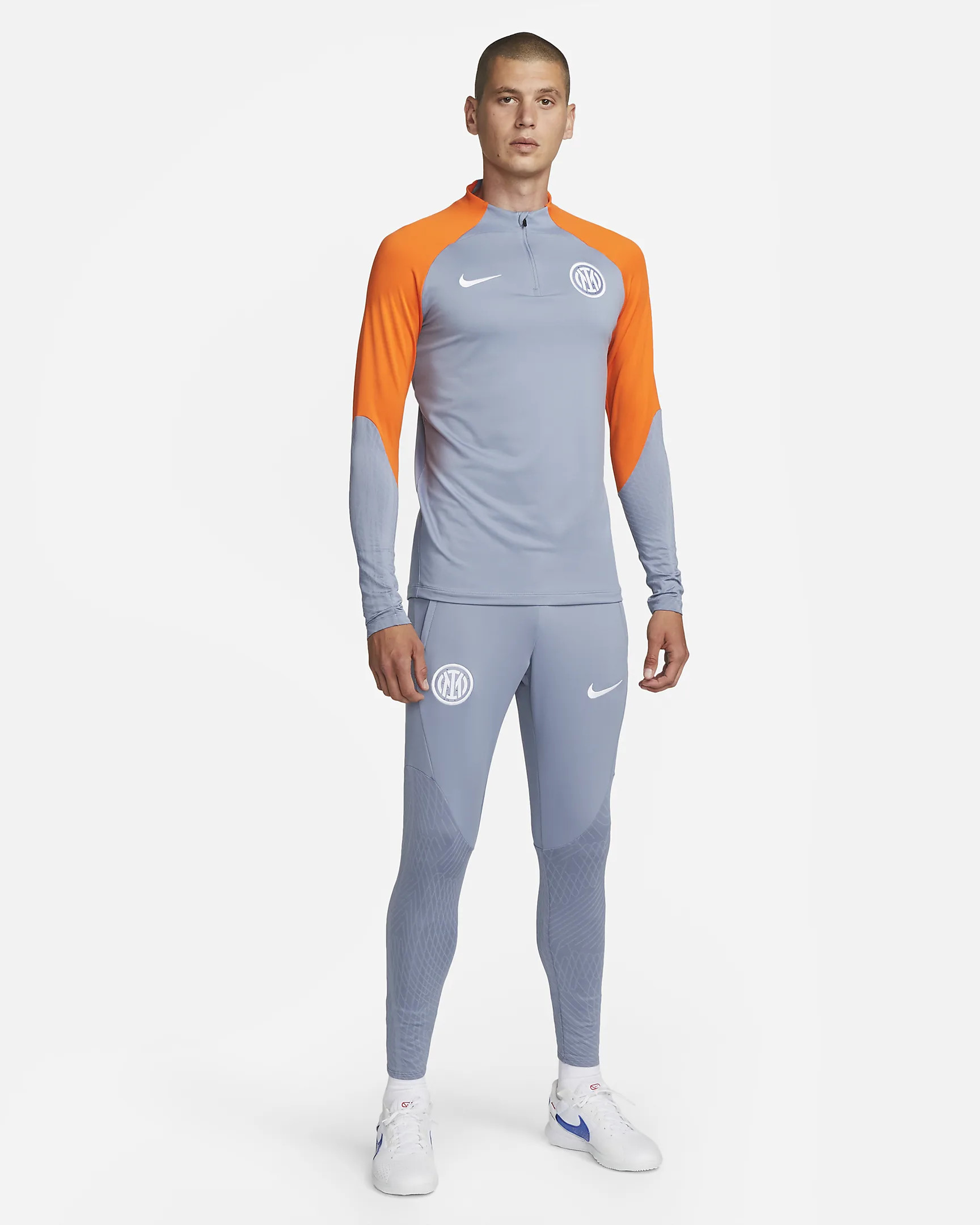 Dit is het grijs/oranje Inter Milan Champions League trainingspak 2023-2024