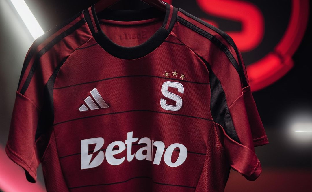 Dit zijn de Sparta Praag voetbalshirts 2024-2025
