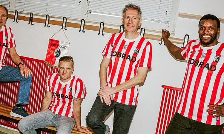 Dit is het SC Freiburg voetbalshirt ter ere van het 120 jarig bestaan