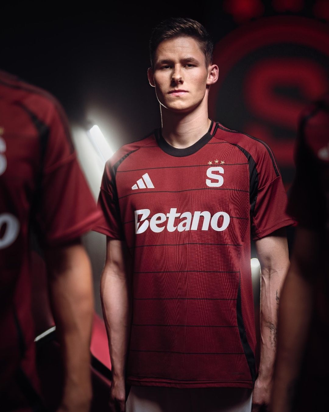 Dit zijn de Sparta Praag voetbalshirts 2024-2025