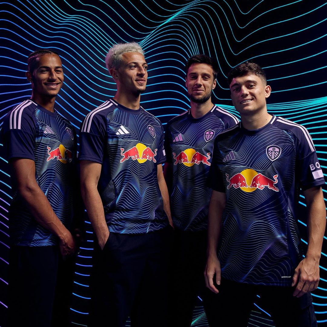 Leeds United voetbalshirts 2024-2025 bevatten logo Red Bull