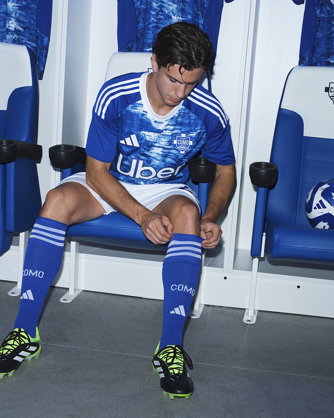 Como 1907 voetbalshirts 2025-2026 geïnspireerd door Comomeer en stadion