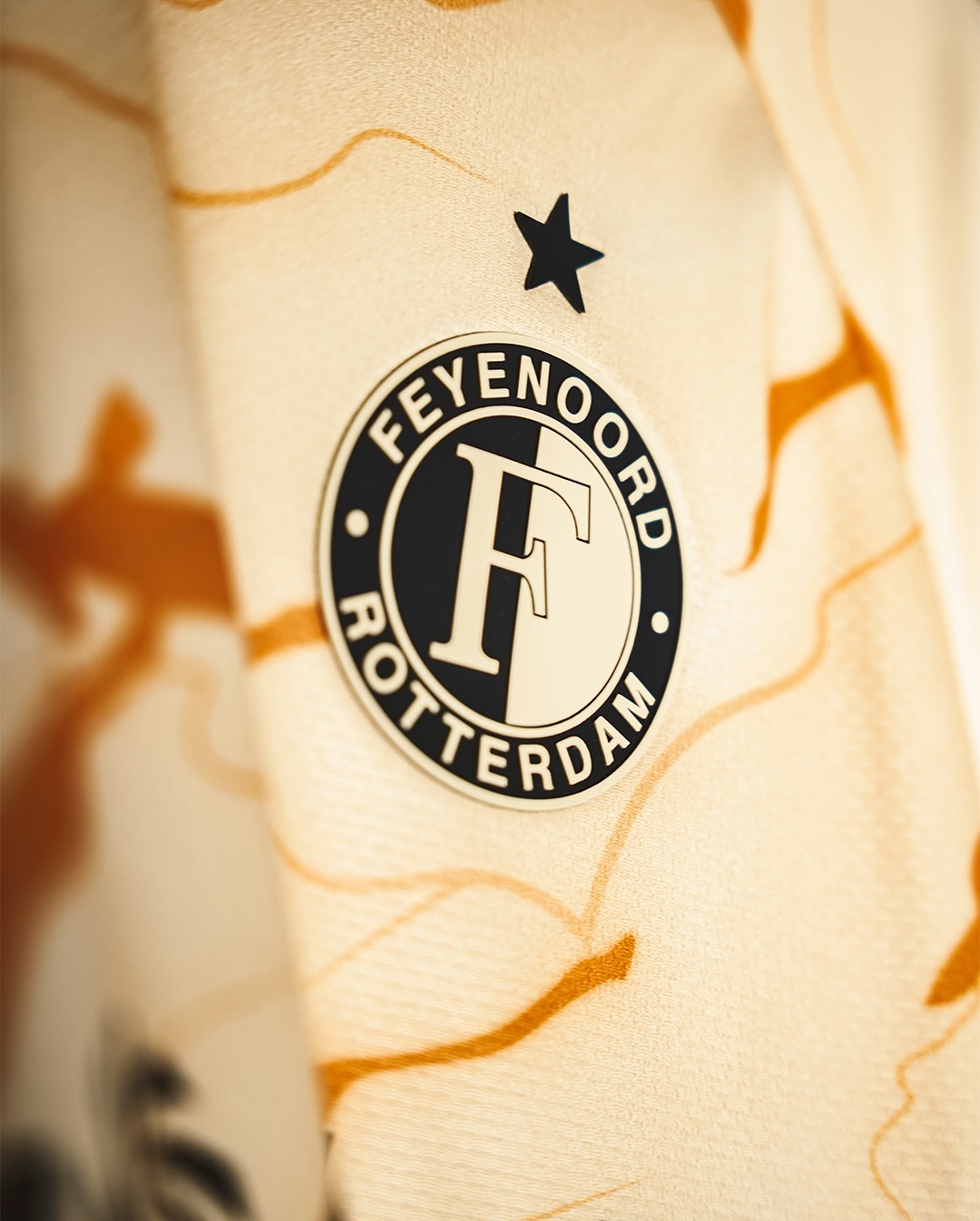 Feyenoord 4de voetbalshirt 2024-2025 geïnspireerd door spelerstunnel de Kuip