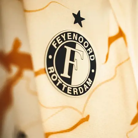 Feyenoord 4de voetbalshirt 2024-2025 geïnspireerd door spelerstunnel de Kuip