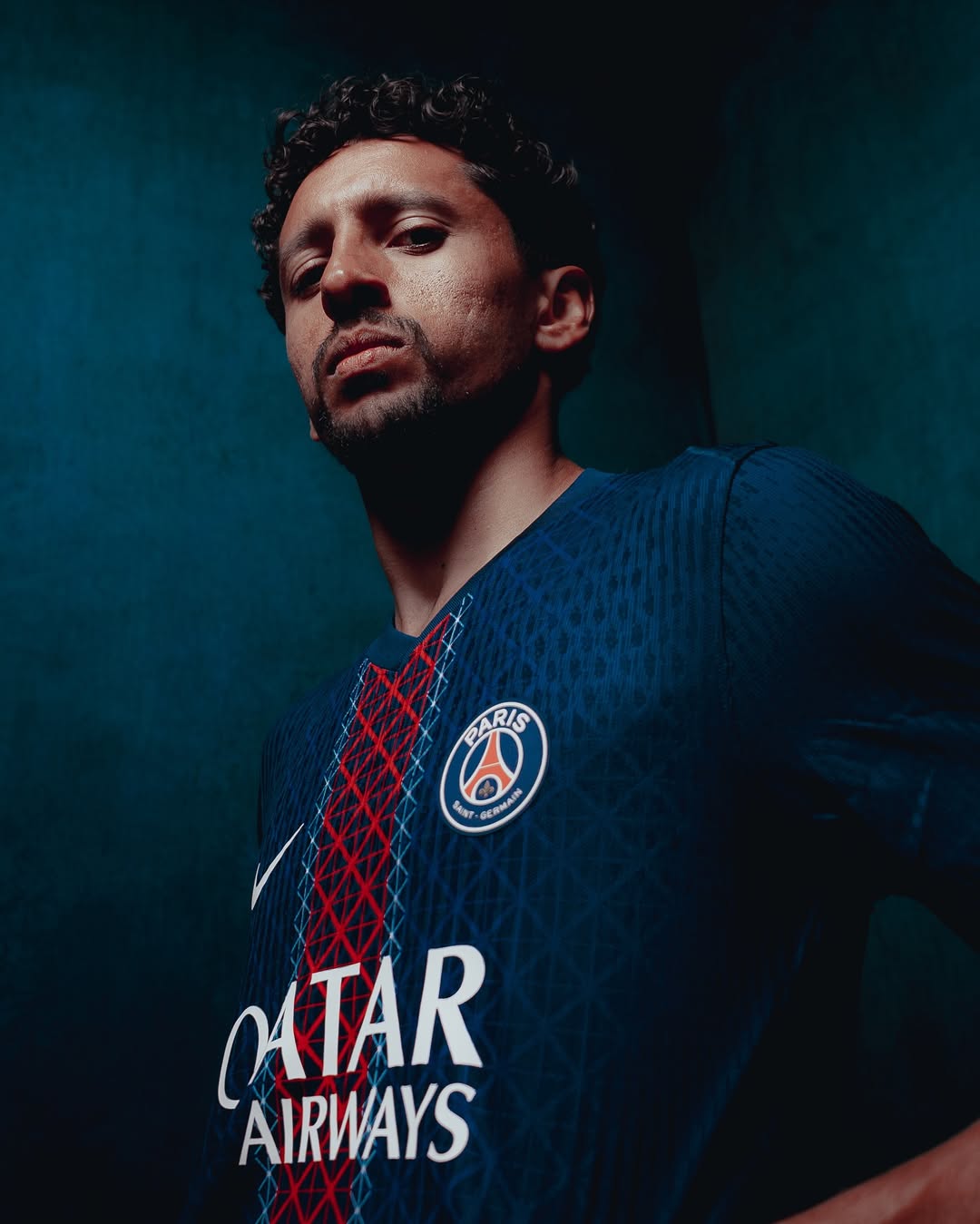 Paris Saint Germain thuisshirt 2025-2026 combineert Hechter met Eiffeltoren