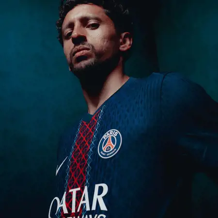 Paris Saint Germain thuisshirt 2025-2026 combineert Hechter met Eiffeltoren